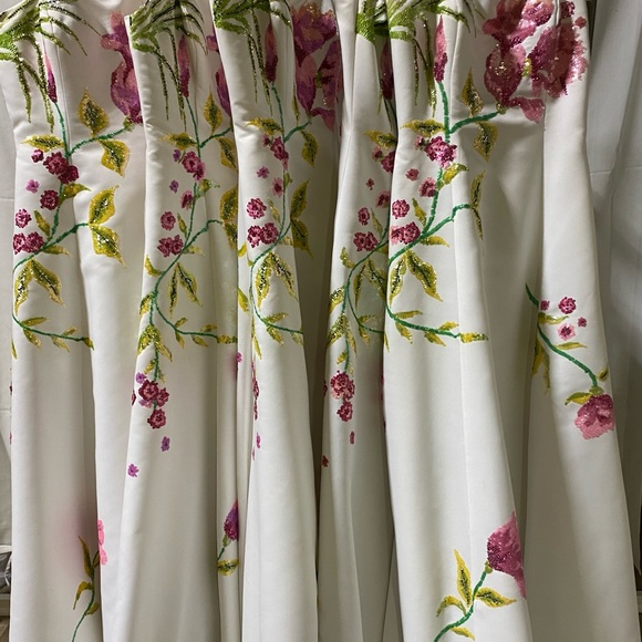 Cassandra Stone Formal Embroidered Flowers Gown
Beautiful condition. Costume - Picture 3 of 5